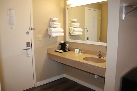 Combined shower/tub, designer toiletries, hair dryer, towels