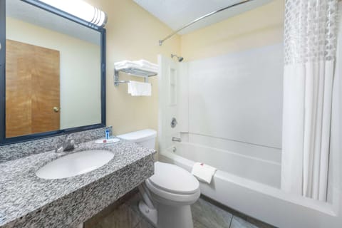 Combined shower/tub, free toiletries, hair dryer, towels