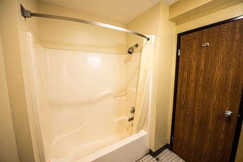 Combined shower/tub, free toiletries, hair dryer, towels