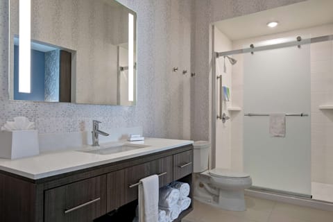 Suite, 1 Bedroom, Non Smoking | Bathroom | Combined shower/tub, towels