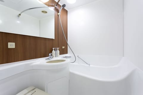 Combined shower/tub, deep soaking tub, free toiletries, hair dryer