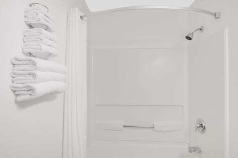 Combined shower/tub, hair dryer, towels