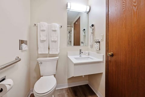 Combined shower/tub, hair dryer, towels