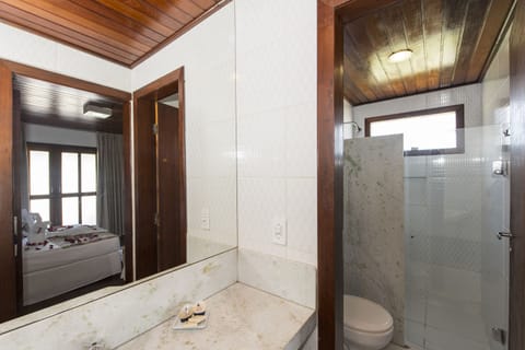 Deluxe Triple Room | Bathroom amenities | Shower, towels