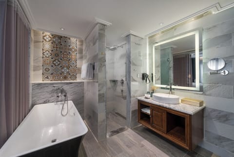 Luxury Suite | Bathroom | Separate tub and shower, deep soaking tub, rainfall showerhead