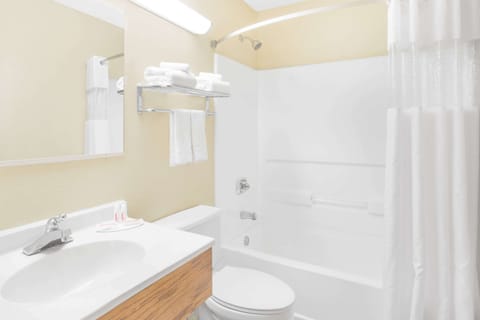 Combined shower/tub, hair dryer, towels