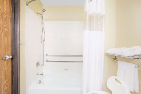 Combined shower/tub, hair dryer, towels