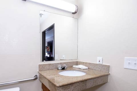 Superior Room, 1 King Bed, Accessible, Non Smoking | Accessible bathroom