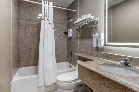 Combined shower/tub, towels