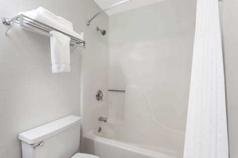 Standard Room, 1 Queen Bed | Bathroom | Combined shower/tub, free toiletries, hair dryer, towels