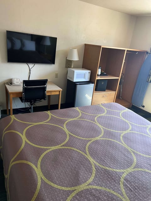 Standard Room, 1 King Bed, Non Smoking, Refrigerator & Microwave | Desk, laptop workspace, blackout drapes, free cribs/infant beds