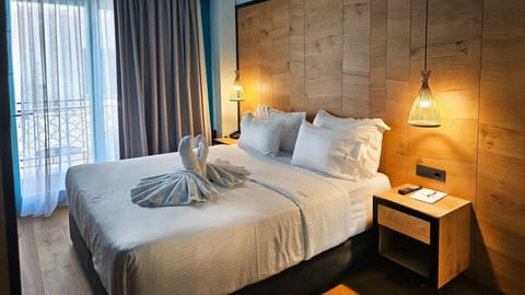 Junior Suite | Minibar, in-room safe, desk, blackout drapes