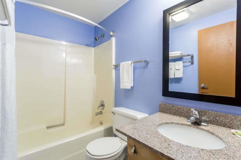 Combined shower/tub, deep soaking tub, towels