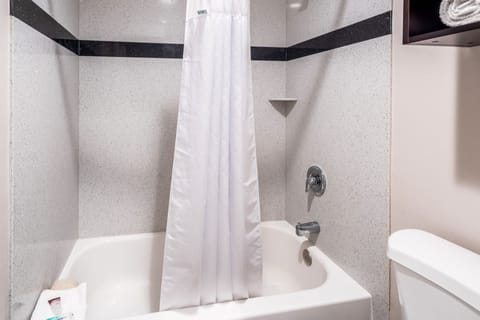 Superior Room, 1 King Bed (Smoke Free) | Bathroom | Hydromassage showerhead, free toiletries, hair dryer, towels