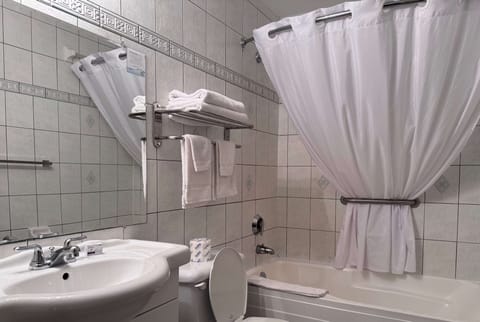 Combined shower/tub, free toiletries, towels