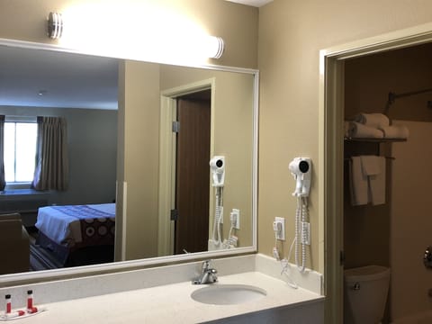 Combined shower/tub, free toiletries, hair dryer, towels