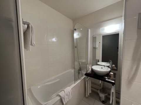 Standard Double Room | Bathroom | Rainfall showerhead, hair dryer, towels, soap