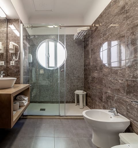 Suite | Bathroom | Rainfall showerhead, free toiletries, hair dryer, bidet