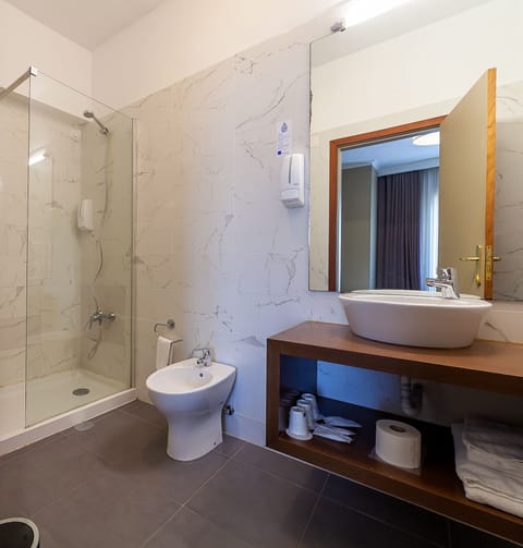 Standard Triple Room | Bathroom | Rainfall showerhead, free toiletries, hair dryer, bidet