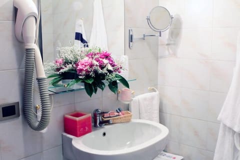 Basic Twin Room, Garden View | Bathroom | Rainfall showerhead, free toiletries, hair dryer, slippers