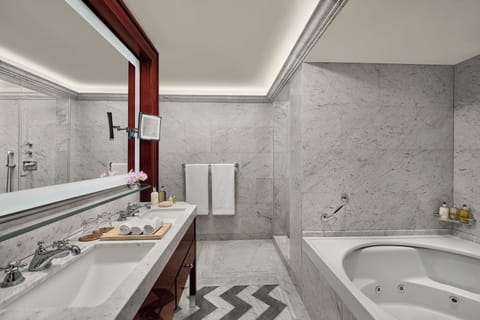 Presidential Suite | Bathroom | Combined shower/tub, rainfall showerhead, designer toiletries