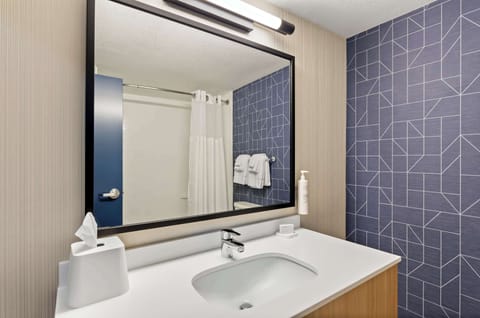 Room, 2 Queen Beds | Bathroom | Combined shower/tub, free toiletries, hair dryer, towels