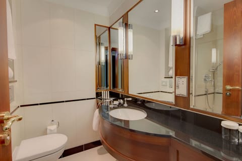 Room, 1 King Bed | Bathroom | Free toiletries, hair dryer, towels, shampoo