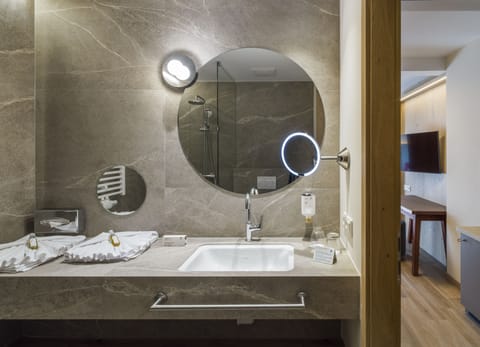 Deluxe Double Room, Balcony | Bathroom | Hair dryer, bathrobes, slippers, towels