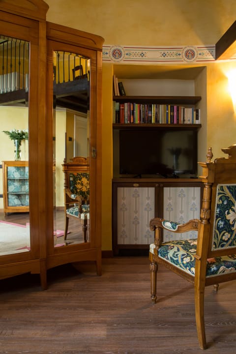 Duplex (Suite) | Minibar, in-room safe, individually decorated, blackout drapes