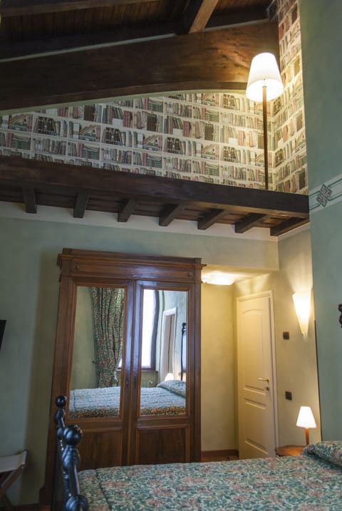 Double Room | Minibar, in-room safe, individually decorated, blackout drapes