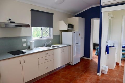 Cabin | Private kitchenette | Mini-fridge, microwave, electric kettle, freezer