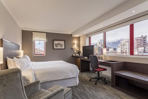 Deluxe Room, 1 King Bed | Premium bedding, minibar, in-room safe, desk