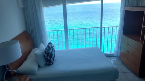 Deluxe Ocean Front  - 2 double beds | In-room safe, individually decorated, individually furnished, desk