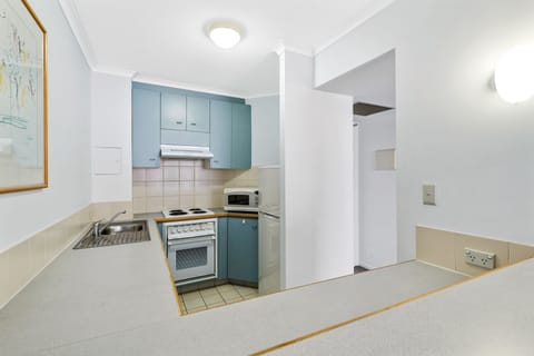 Standard Apartment, 1 Bedroom | Private kitchen | Full-size fridge, microwave, oven, stovetop