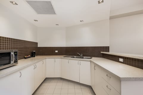 Executive Studio Suite | Private kitchenette | Fridge, electric kettle