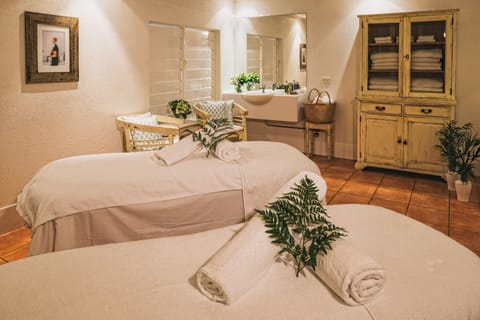 Couples treatment rooms, spa tub, body treatments, aromatherapy