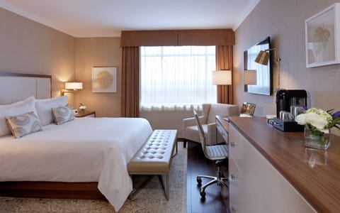 Classic Room, 1 King Bed | Premium bedding, pillowtop beds, minibar, in-room safe