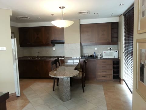 Classic Executive Suite City View | Private kitchen | Coffee/tea maker, electric kettle