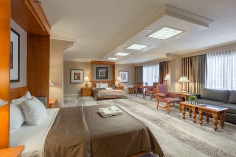 Lodge Suite | Premium bedding, pillowtop beds, in-room safe, blackout drapes