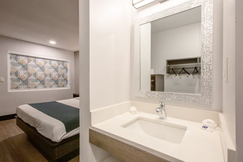 Standard Room, 1 King Bed, Non Smoking, Refrigerator & Microwave | Bathroom | Shower, towels, soap, shampoo