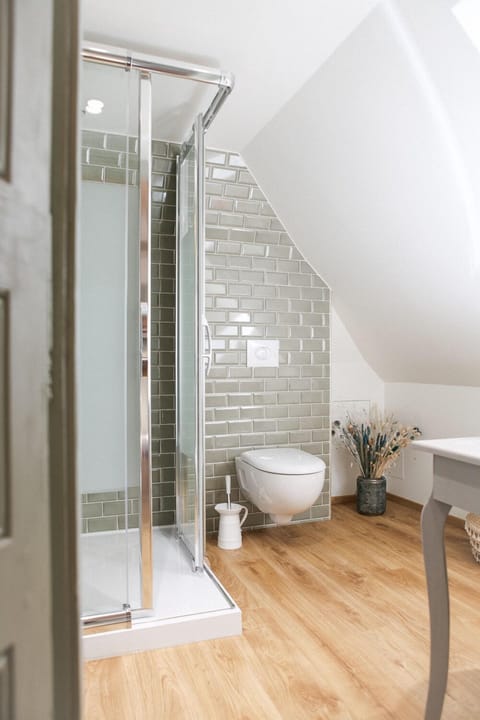 Double Room (Harmonia) | Bathroom | Shower, free toiletries, hair dryer, towels