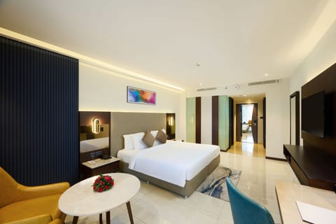 Executive club room with complimentary airport transfers | 1 bedroom, premium bedding, pillowtop beds, minibar