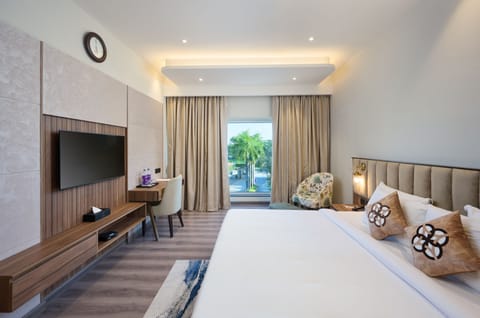 Flora Suite with complimentary airport transfers | 1 bedroom, premium bedding, pillowtop beds, minibar