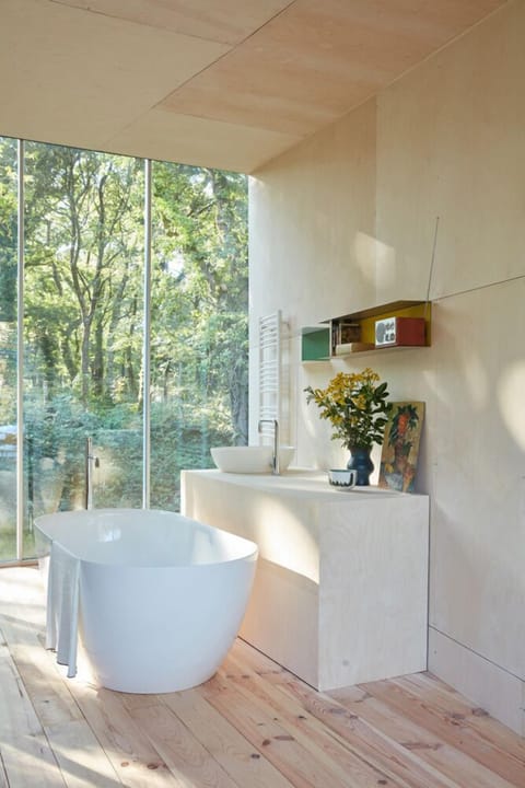 Comfort Cabin | Deep soaking bathtub