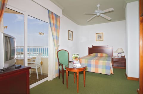 Single Room, Partial Sea View | In-room safe, bed sheets