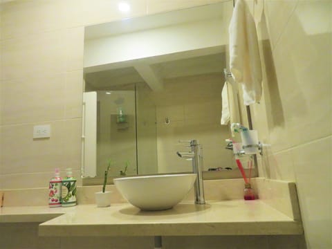 Standard Shared Dormitory, Mixed Dorm (4 beds / 4 camas) | Bathroom | Shower, towels