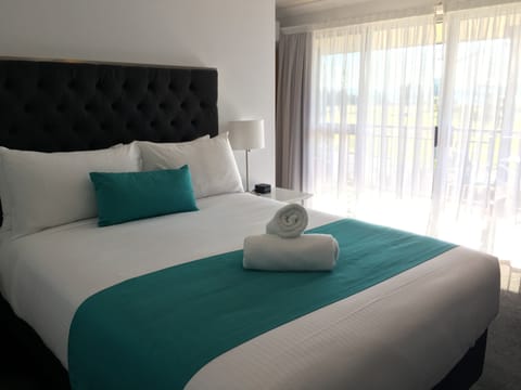 2 Bedroom Waterview | Premium bedding, pillowtop beds, free WiFi, bed sheets