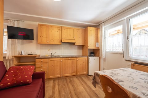 Standard Studio, Kitchenette, Extra cleaning fees 45 Euro | Private kitchen | Fridge