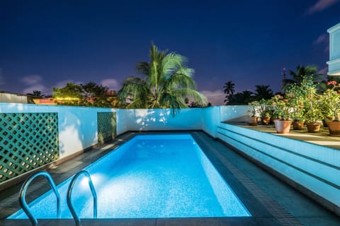 Outdoor pool, pool umbrellas