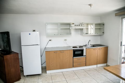 Business Double Room | Private kitchenette | Fridge, microwave, stovetop, cookware/dishes/utensils